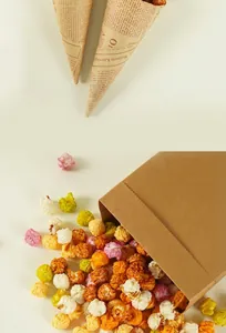 Vista macro de modelos realistas de palomitas esféricas de colores para accesorios de fotos