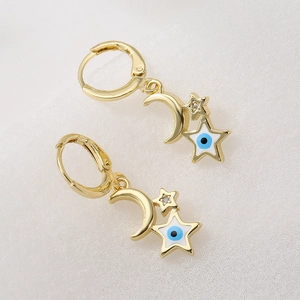 Orecchini a luna e stella placcati in oro con occhio blu per un look minimalista chic