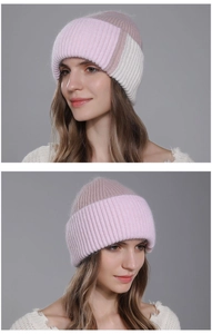 Dettaglio del cappello in maglia patchwork rosa e beige con morbida texture