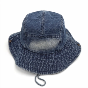 Détail du chapeau bob en jean bleu foncé avec coutures vintage et cordon de serrage coupe-vent