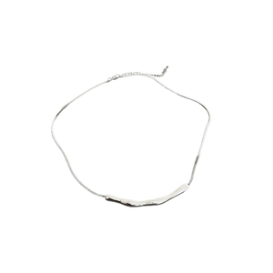 Minimalistische silberne Halskette mit unregelmäßigem Metallanhänger und Schlangenkette