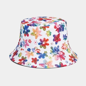 Détail d'un chapeau bob en toile avec imprimé floral coloré et coutures de haute qualité