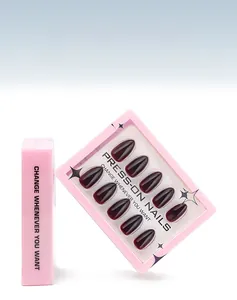 Détail de 30 faux ongles dégradé rouge foncé brillant dans leur boîte rose à fenêtre