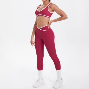 Rotes Yoga-Set mit High-Waist Leggings und Sport-BH mit weißen Kontraststreifen