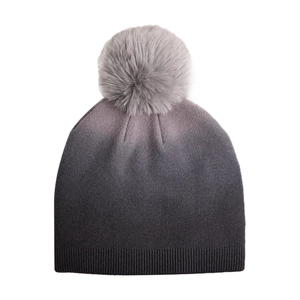 Stylische Strickmütze mit grauem Farbverlauf und großem Kunstfell-Bommel für den Winter