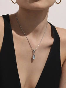 Détail du collier avec pendentif en verre bleu goutte et boucles d'oreilles créoles