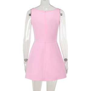 Vista posteriore di un mini abito rosa a trapezio con vestibilità slim e cerniera invisibile