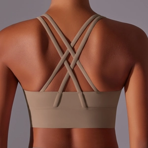 Dettaglio del reggiseno sportivo marrone chiaro con spalline incrociate sul retro e orlo ampio