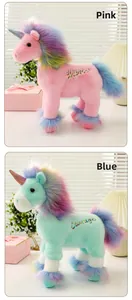 Nahaufnahme von Einhorn-Plüschtieren mit Regenbogenfell und gestickten Details