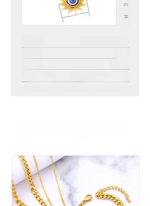 Gros plan du bracelet double couche en acier titane avec pendentif œil solaire de 2,6 cm doré