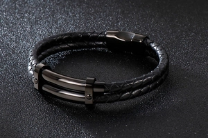 Détail macro du bracelet en cuir tressé noir pour hommes avec fermoir magnétique en acier