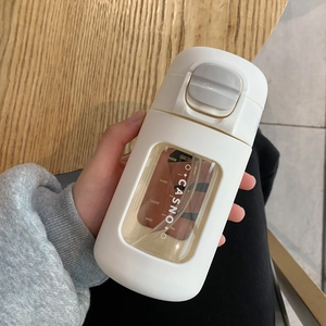 Detail view of the 500ml portable water bottle with straw and white flip lid design