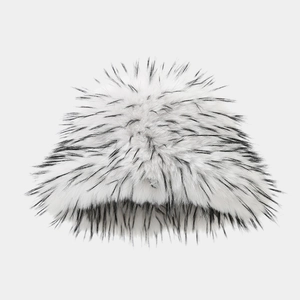 Gros plan détaillé sur la texture en fausse fourrure d'un bob d'hiver épais blanc et noir