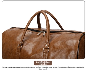 Detalle de bolsa de viaje de cuero marrón con asas acolchadas y cremallera metálica