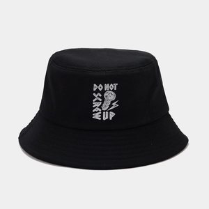 Détail du bord surpiqué et imprimé graphique blanc sur un chapeau bob en coton noir