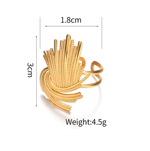 Detailed view of golden flower ring with wheat spike texture and 3cm height dimensions