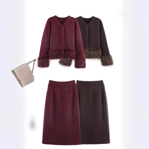 Ensemble en tricot bordeaux et café pour femmes avec bordure en fausse fourrure élégante