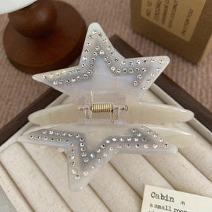 Grande molletta per capelli a stella Y2K in acetato bianco perla con strass lucidi