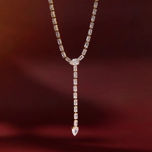 Luxueux collier serpent en forme de Y plaqué or sur fond de velours rouge foncé