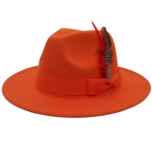 Detail eines orangefarbenen Filzhutes mit Ripsband und echtem Federbesatz