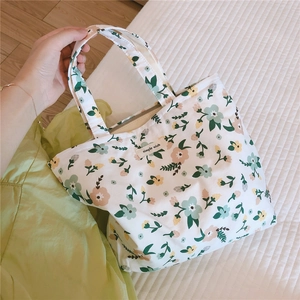 Détail du sac floral en coton montrant la fermeture éclair et l'étiquette