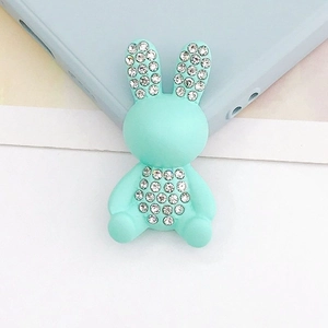 Dettaglio di un accessorio fai-da-te a coniglio azzurro con strass brillanti incastonati