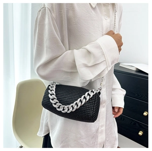 Dettaglio borsa a bauletto nera con strass e vistoso manico a catena argento