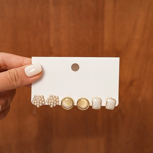 Set de 6 boucles d'oreilles dorées avec perles, œil de chat et clous carrés minimalistes