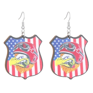 Gros plan détaillé des boucles d'oreilles en bois patriotiques avec aigle et drapeau