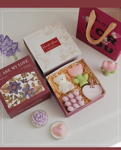 Detailed gift set view featuring pastel wax candles, romantic packaging and flower shapes