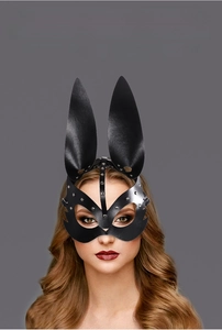 Dettaglio della maschera da coniglio in pelle punk con borchie metalliche per Halloween