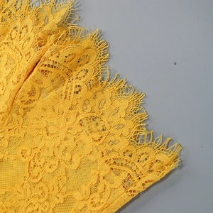 Dettaglio in primo piano della pizzo giallo con ricami fini e trama di classe