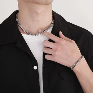 Dettaglio di un set di collana e bracciale a catena barbazzale argento su un modello