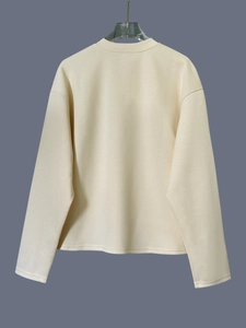 Felpa classica in maglia crema con vestibilità comoda e design a collo alto trendy