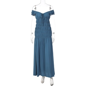 Détail du col en V et du tissu plissé texturé sur une robe ajustée bleu clair élégante