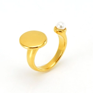 Fashionable gold-plated stainless steel ring featuring a white pearl and flat circular disc