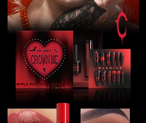 Gothic Halloween Makeup-Set mit roten Herz-Nägeln und dunklem mattem Lippenstift-Detail