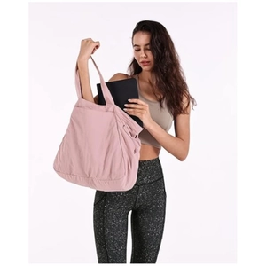 Bolso tote rosa de gran capacidad impermeable para yoga y deporte mostrado en modelo