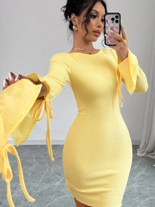 Robe moulante jaune vif pour femme avec manches évasées et détails de laçage
