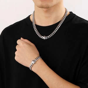 Ensemble collier et bracelet maille cubaine argentée 10mm CNC porté par un mannequin