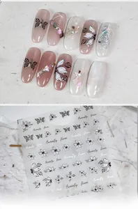 Détails d'autocollants pour ongles ultra-fins aux motifs de papillons et fleurs noires