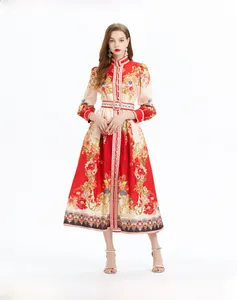 Detail van boho-jurk met bloemenprint, barokpatroon en bijpassende ceintuur met gesp