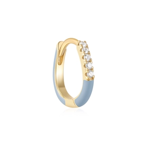 Detail einer goldener Ohrring mit hellblauem Emaille und funkelnden Zirkonsteinen