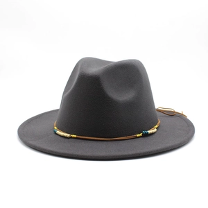Dettaglio del cappello fedora in lana grigio scuro con cinturino in pelle e perline
