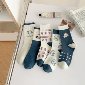 Lot de cinq paires de chaussettes en coton bleu marine et crème aux motifs variés