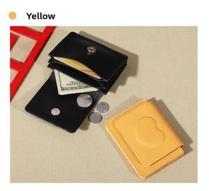 Dettaglio del porta carte minimalista in pelle con scomparti per carte e monete