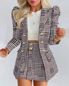 Ensemble blazer et minijupe à motif pied-de-poule rouge et noir avec boutons dorés