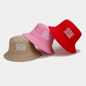 Trois bobs en coton brodés de couleurs kaki, rose et rouge pour protection solaire extérieure