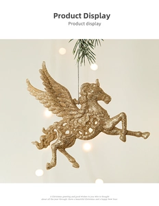 Détail d'un ornement Pégase doré à paillettes avec texture ajourée pour sapin de Noël