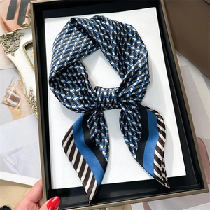 Élégant Carré De Satin Synthétique Imprimé Géométrique Motif Lettre Foulard Cheveux Bandana Pour Femme Accessoire De Sac